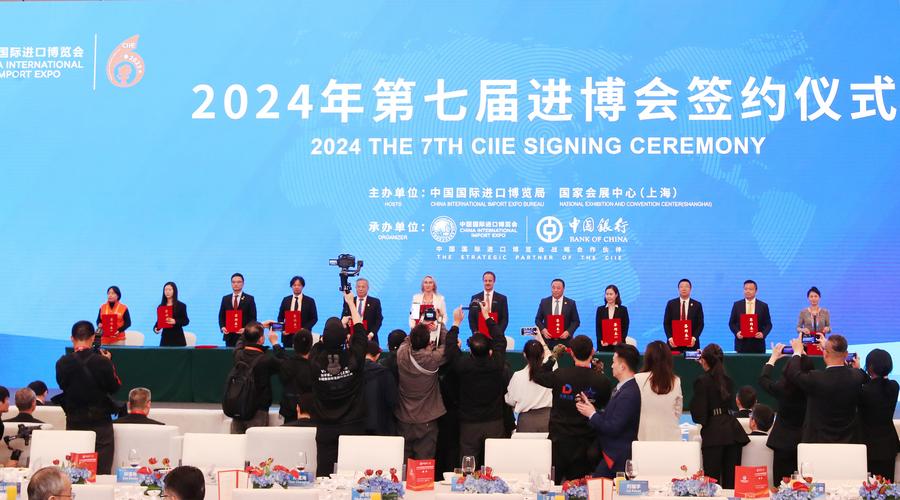 Cerimonia di firma della settima China International Import Expo (CIIE) presso il National Exhibition and Convention Center (Shanghai). (6 novembre 2023 - Xinhua/Fang Zhe)