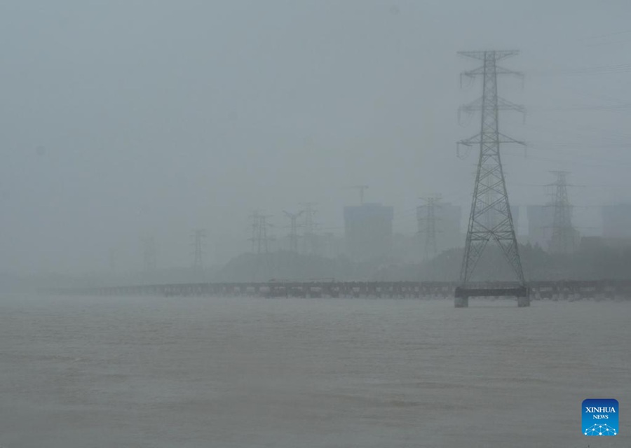 Vista del grande ponte Donggang nel borgo di Jiangyin, provincia cinese del Fujian, prima dell'arrivo del tifone. (25 luglio 2024 - Xinhua/Wei Peiquan)