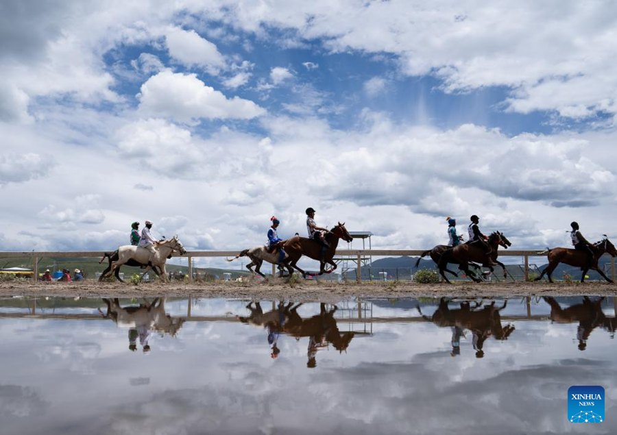 Evento di corse di cavalli prende il via nel Sichuan