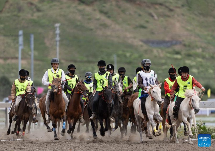 Evento di corse di cavalli prende il via nel Sichuan