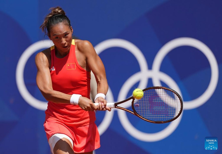 Zheng Qinwen durante la semifinale di singolare femminile di tennis di Parigi 2024 contro Iga Swiatek della Polonia. (1 agosto 2024 – Xinhua/Wang Xiang)