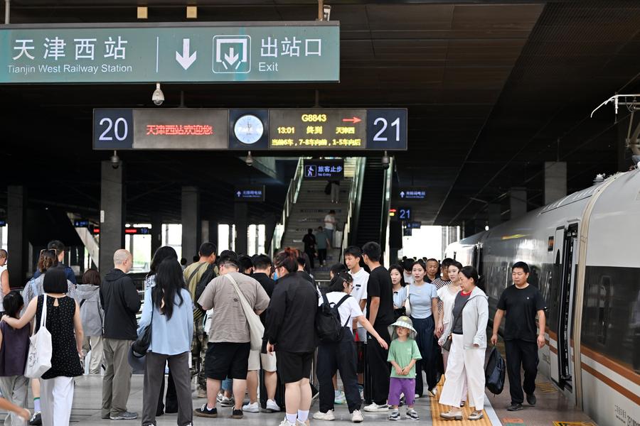 Passeggeri sulla banchina della stazione ferroviaria di Tianjin West, nella Cina settentrionale. (6 luglio 2024 - Xinhua/Li Ran)