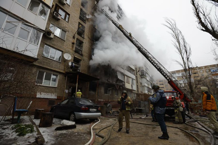 Un edificio danneggiato dai bombardamenti a Donetsk. (19 dicembre 2023 - Xinhua/Victor)