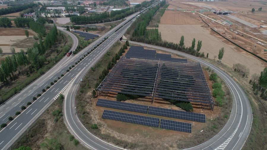 Pannelli fotovoltaici lungo l'autostrada che collega Taiyuan e Xinzhou nella provincia settentrionale dello Shanxi. (12 luglio 2024 - Xinhua)