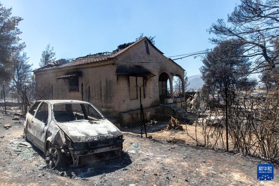 Grecia, evacuate migliaia di persone a causa degli incendi di montagna