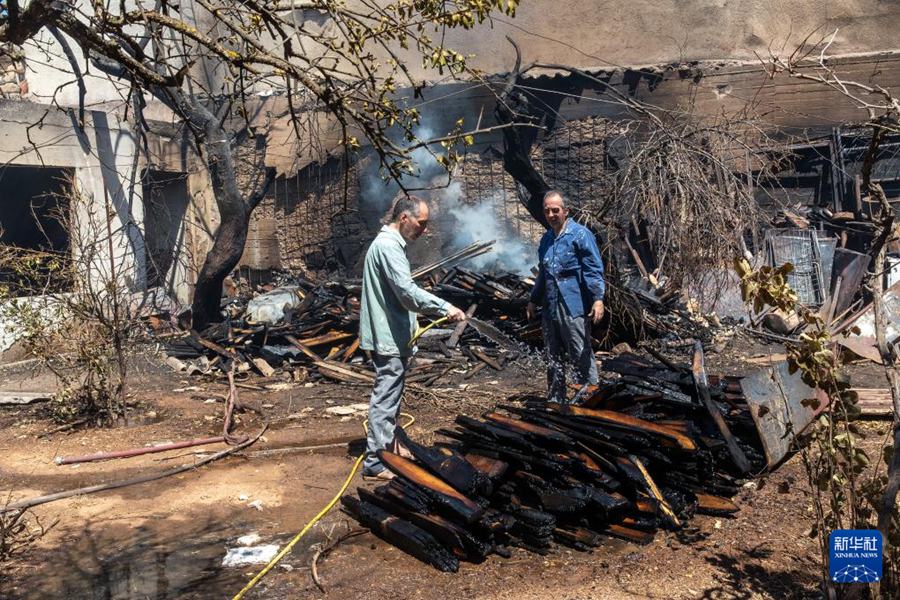 Grecia, evacuate migliaia di persone a causa degli incendi di montagna