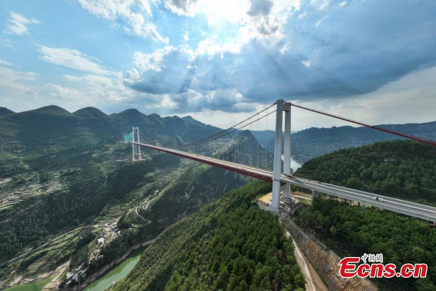 Il cantiere del grande ponte sul fiume Tongzi a Zunyi, nella provincia del Guizhou, nel sud-ovest della Cina. (15 agosto 2024 - China News Service/Qu Honglun)