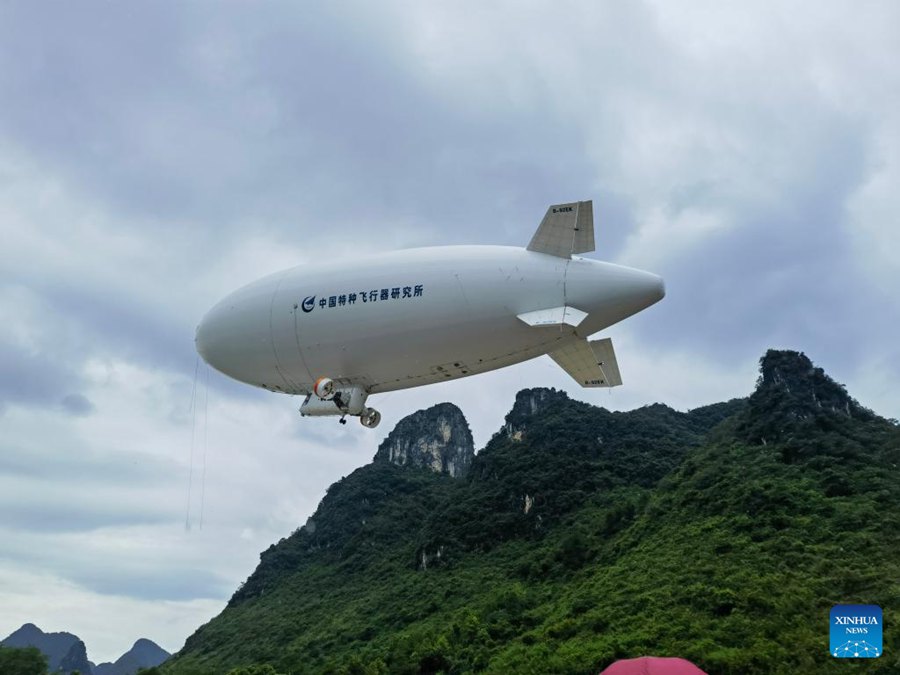 Un dirigibile civile con equipaggio AS700 arriva a Guilin, nella regione autonoma del Guangxi Zhuang, nella Cina meridionale. (21 agosto 2024 - AVIC/In gentile concessione a Xinhua)