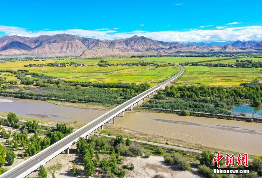 Xizang, panorama pittoresco in campagna di Bailang