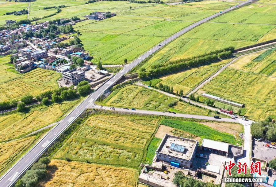 Xizang, panorama pittoresco in campagna di Bailang