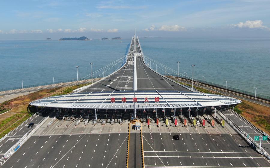 L'ingresso del Ponte Hong Kong-Zhuhai-Macao, nel sud della Cina. (15 dicembre 2024 – Xinhua/Deng Hua)