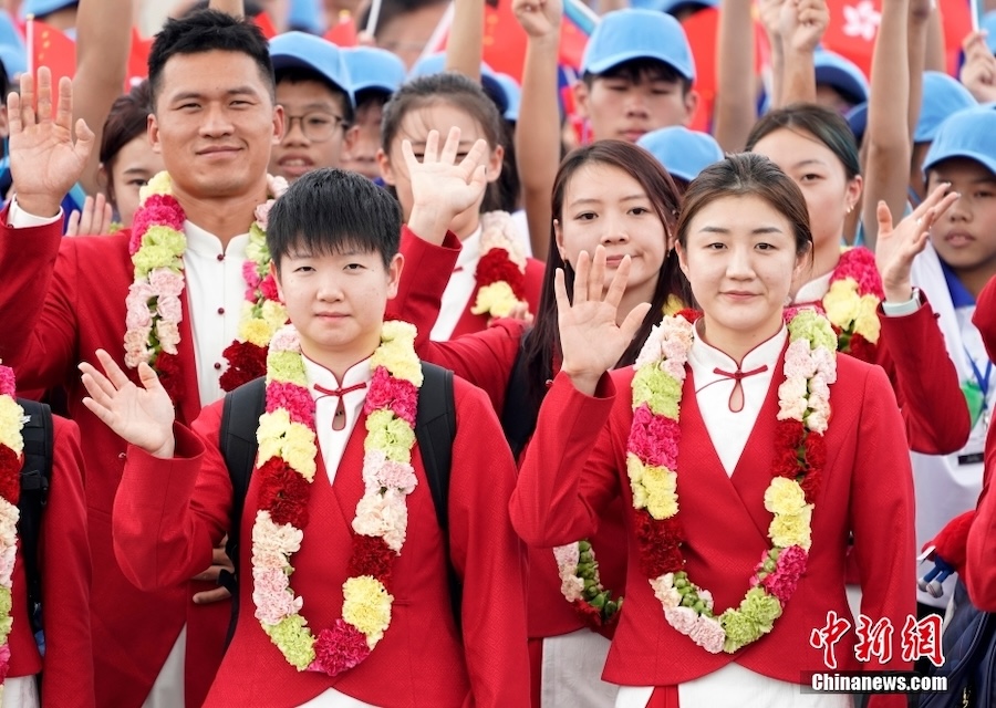 Campioni olimpici cinesi arrivano a Hong Kong per una visita di tre giorni