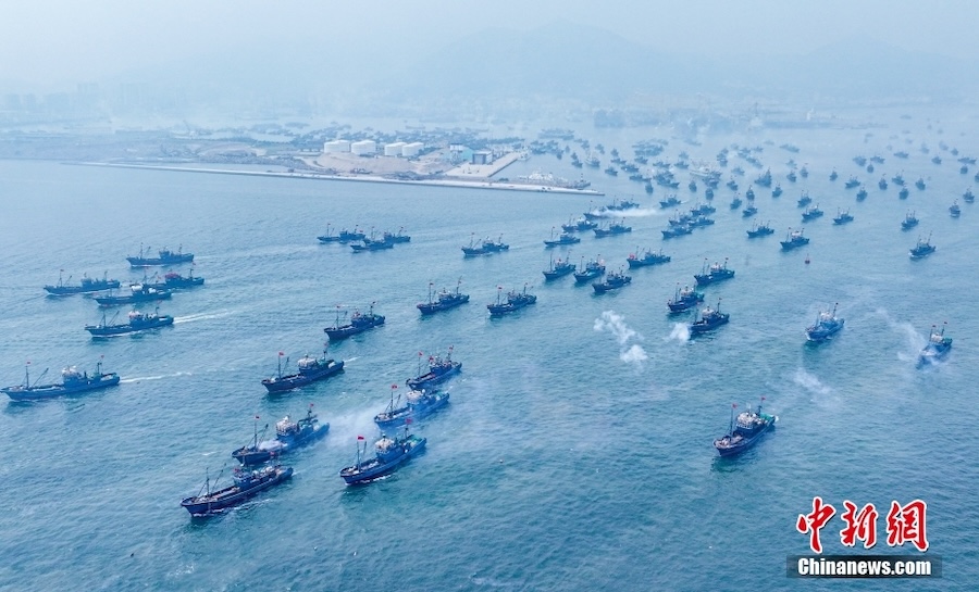 La chiusura del periodo di divieto di pesca nel Mar Giallo e nel Mare di Bohai, migliaia di navi sul mare da Rongcheng nella provincia dello Shandong