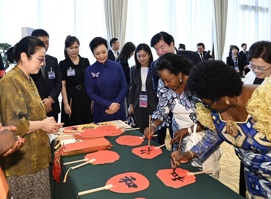 Peng Liyuan partecipa alla Conferenza tematica sull'educazione femminile del Summit FOCAC