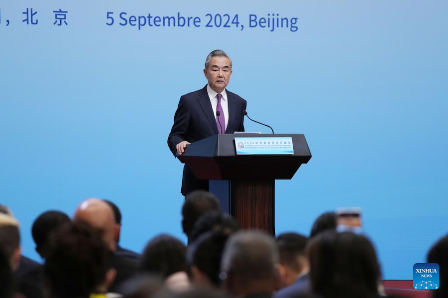 Il Ministro degli Esteri cinese Wang Yi incontra la stampa insieme alla Ministra degli Esteri senegalese Yacine Fall e al Ministro degli Affari Esteri della Repubblica del Congo Jean-Claude Gakosso a Beijing. (5 settembre 2024 - Xinhua/Chen Yehua)