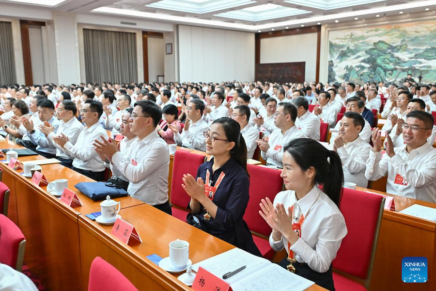 Partecipanti alla cerimonia di premiazione per onorare insegnanti modello e gruppi e istituzioni eccezionali nel settore dell'istruzione. (8 settembre 2024 - Xinhua/Li Xin)