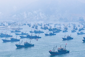 La chiusura del periodo di divieto di pesca nel Mar Giallo e nel Mare di Bohai, migliaia di navi sul mare da Rongcheng nella provincia dello Shandong