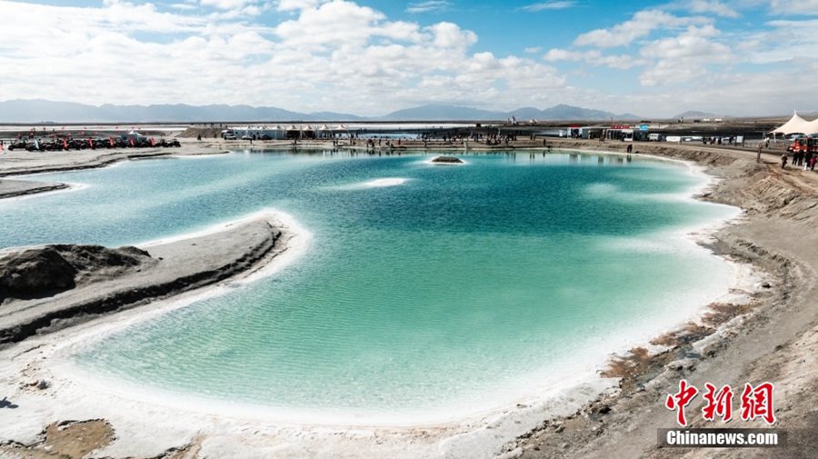 Qinghai: inebriante colore del lago di smeraldo di Dachaidan all'inizio dell'autunno