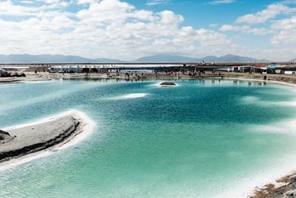 Qinghai: inebriante colore del lago di smeraldo di Dachaidan all'inizio dell'autunno