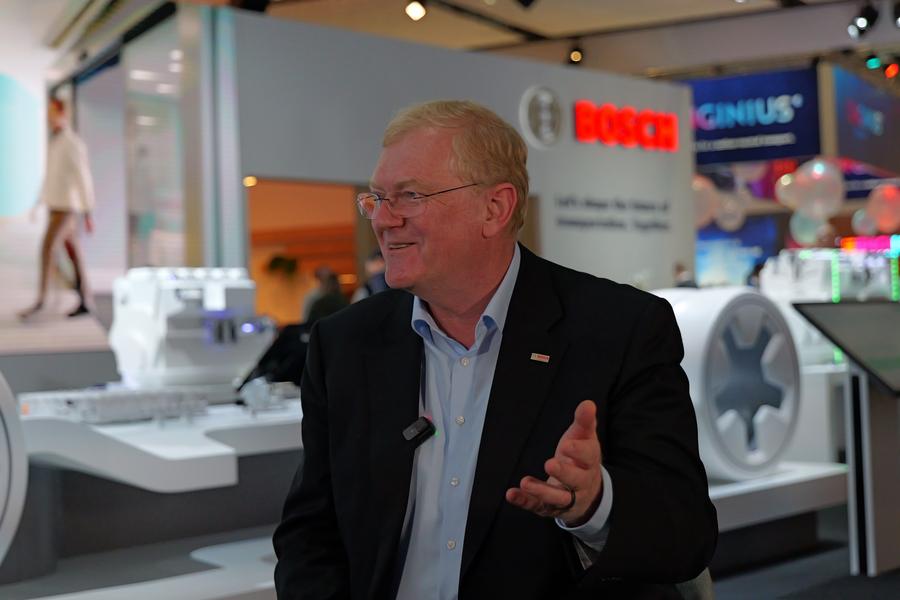 Stefan Hartung, presidente di Robert Bosch GmbH, parla in un'intervista all'International Motor Show (IAA) Transportation 2024 di Hannover, Germania. (16 settembre 2024 - Xinhua/Jia Jinming)