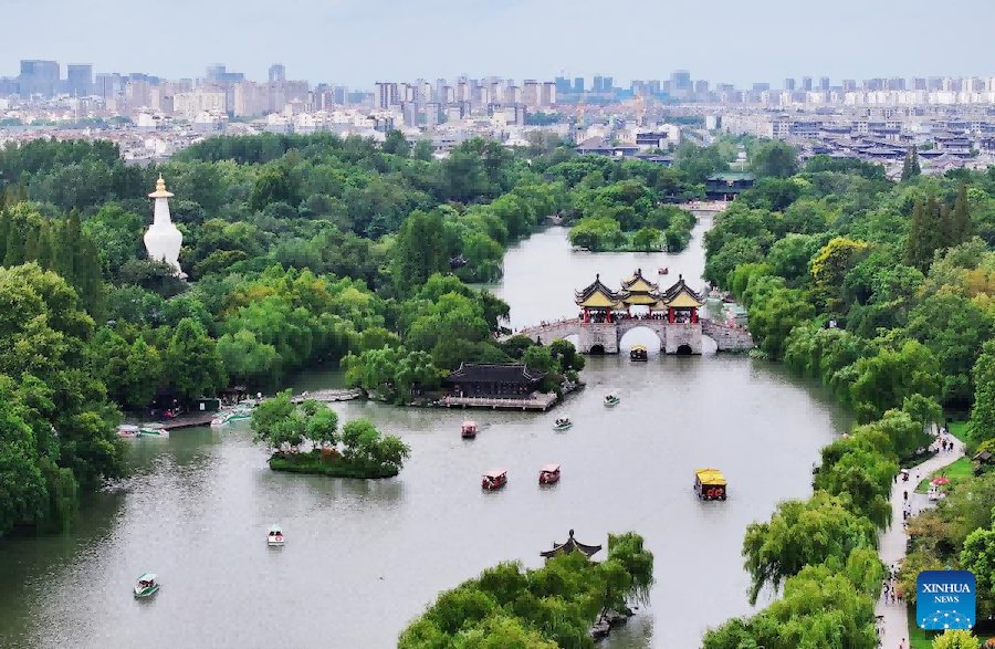 Turisti visitano la zona panoramica del Lago Occidentale Snello a Yangzhou, nella provincia orientale cinese del Jiangsu. (17 settembre 2024 - Xinhua/Meng Delong)