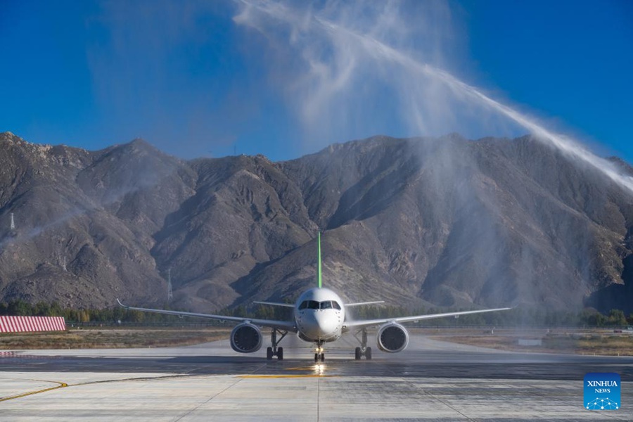 Un aereo passeggeri C919 riceve un saluto d'acqua cerimoniale al suo arrivo all'aeroporto internazionale Gonggar di Lhasa, nella regione autonoma dello Xizang, nel sud-ovest della Cina. (19 settembre 2024 – Xinhua) 