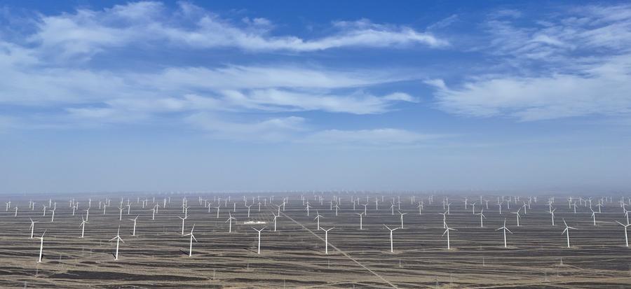 Vista del parco eolico di Santanghu nella città di Hami, nella regione autonoma uigura dello Xinjiang, Cina nord-occidentale. (7 settembre 2024 - Xinhua/Hu Huhu)