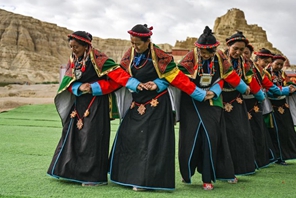 Residenti eseguono la danza Xuan nello Xizang