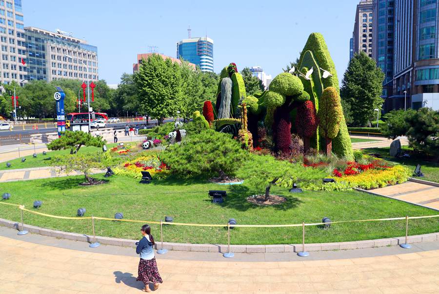 Decorazioni floreali adornano Beijng per la Festa Nazionale