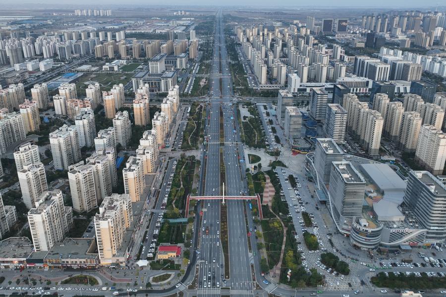 Vista della Nuova Area di Lanzhou, nella provincia del Gansu, Cina nord-occidentale. (17 ottobre 2023 - Xinhua/Ma Xiping)