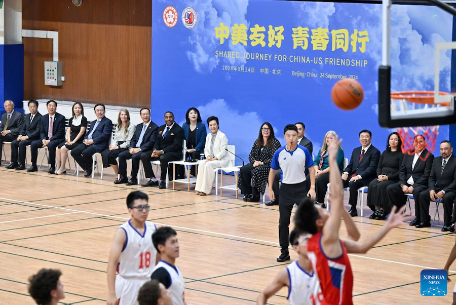 Peng Liyuan partecipa all'attività di scambio culturale e sportivo tra giovani di Cina e USA a Beijing