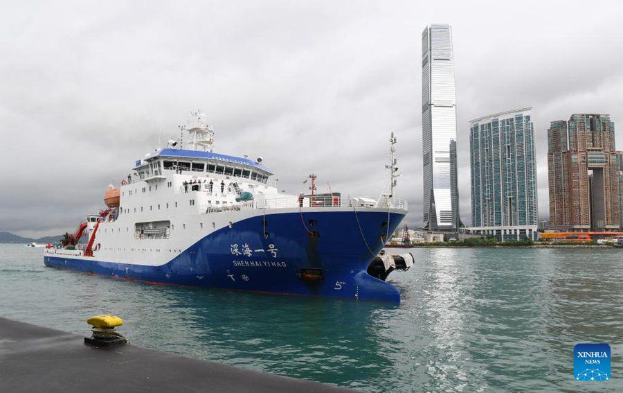 Sommergibile cinese con equipaggio Jiaolong arriva a Hong Kong per la prima volta