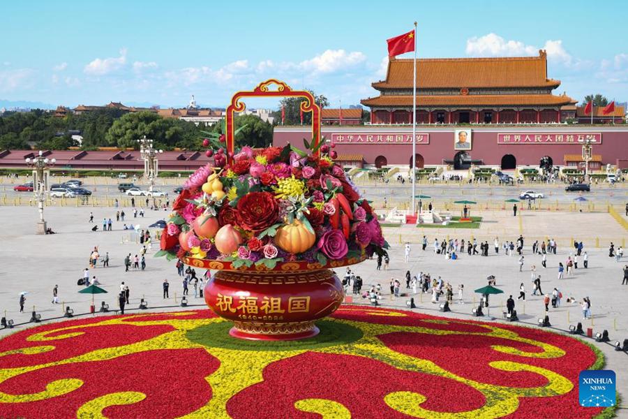 Decorazioni floreali in Piazza Tian'anmen in vista della Festa Nazionale