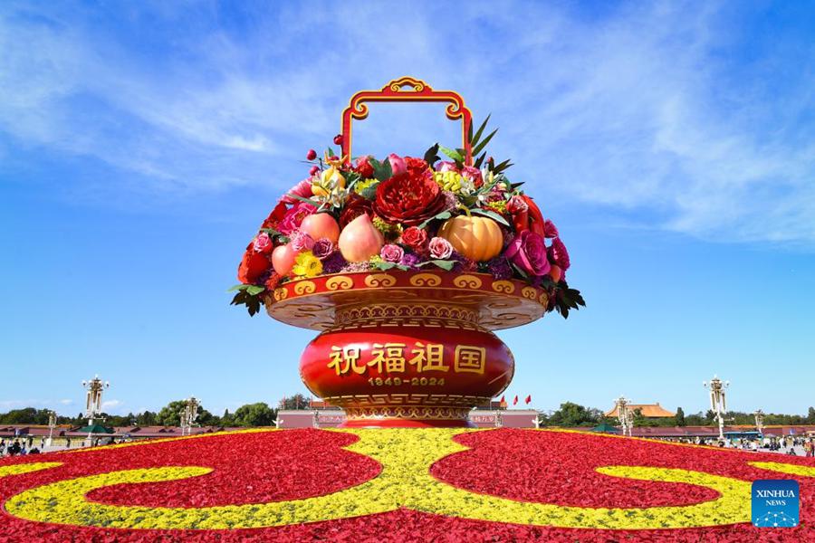 Decorazioni floreali in Piazza Tian'anmen in vista della Festa Nazionale