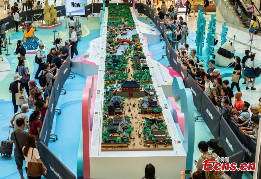 La più grande costruzione LEGO de "La festa di Qingming lungo il fiume" esposta a Hong Kong