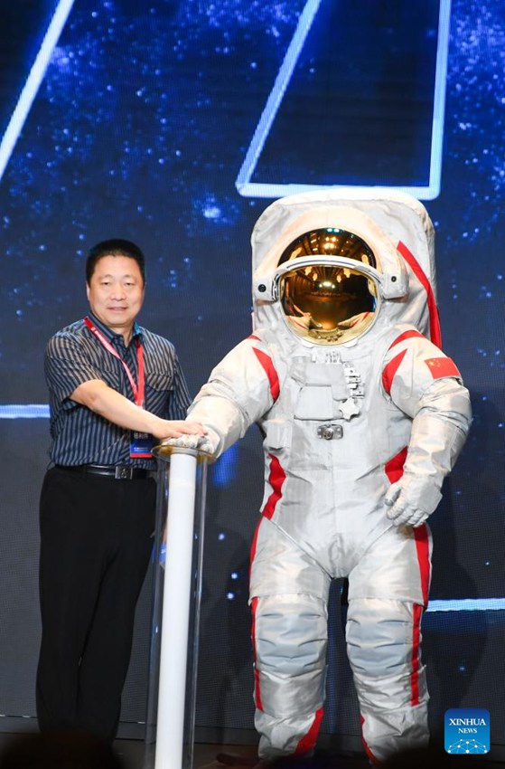 La Cina svela per la prima volta la tuta spaziale per l'allunaggio