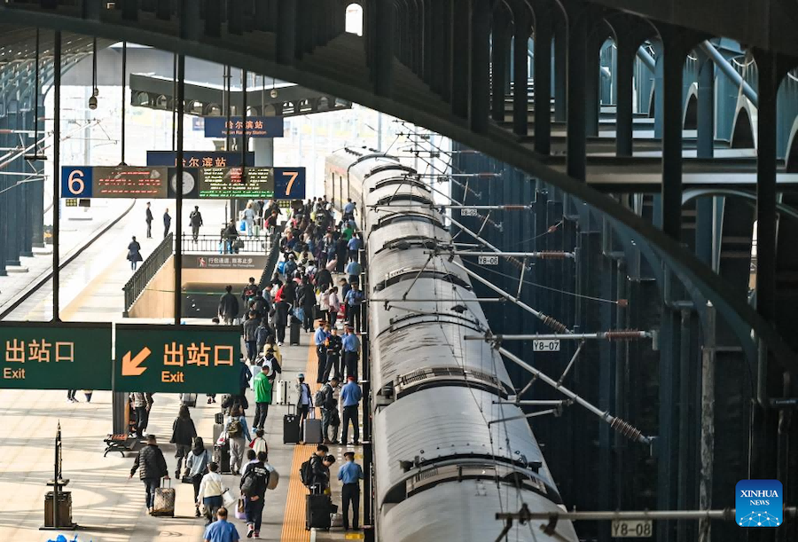 Cina: previsti 175 milioni di viaggi in treno durante le vacanze della Festa Nazionale