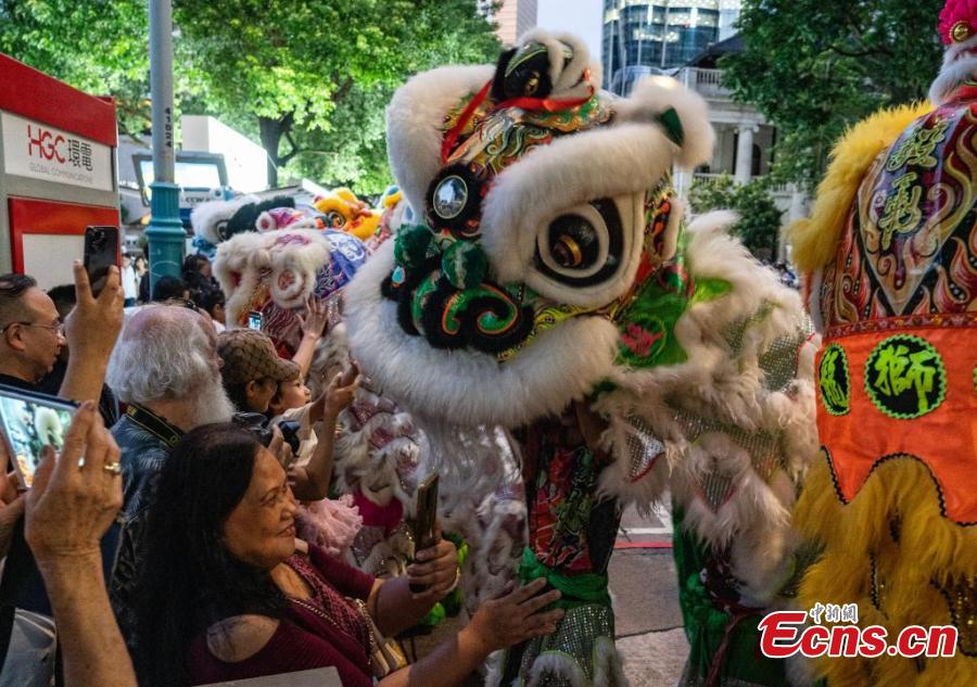 Hong Kong, spettacoli danza del drago e leone in celebrazione del 75° anniversario della fondazione della RPC