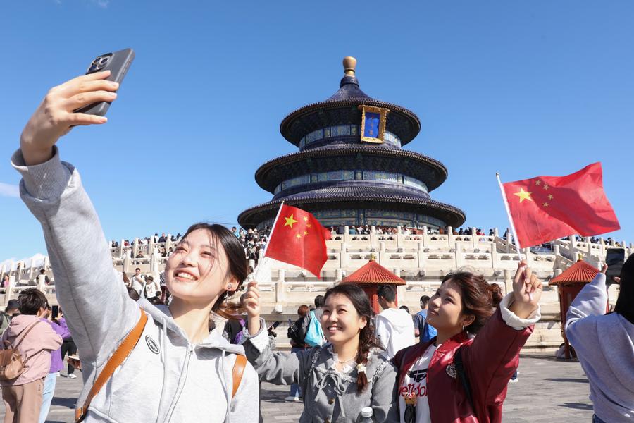 I turisti scattano selfie al parco Tiantan (Tempio del Cielo) a Beijing, capitale della Cina. (1 ottobre 2024 - Xinhua/Chen Xiaogen)