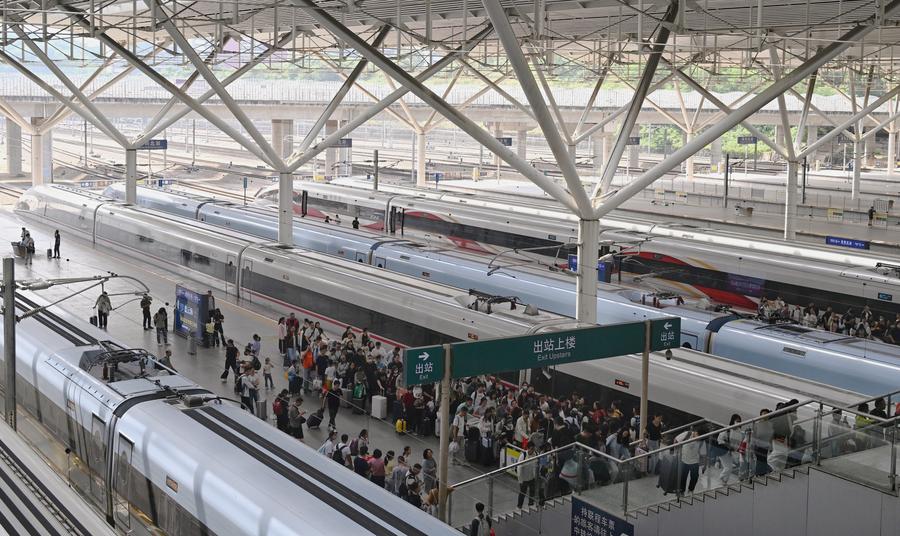 Passeggeri alla stazione ferroviaria di Shenzhen Nord, nella provincia meridionale cinese del Guangdong. (7 ottobre 2024-Xinhua/Mao Siqian)