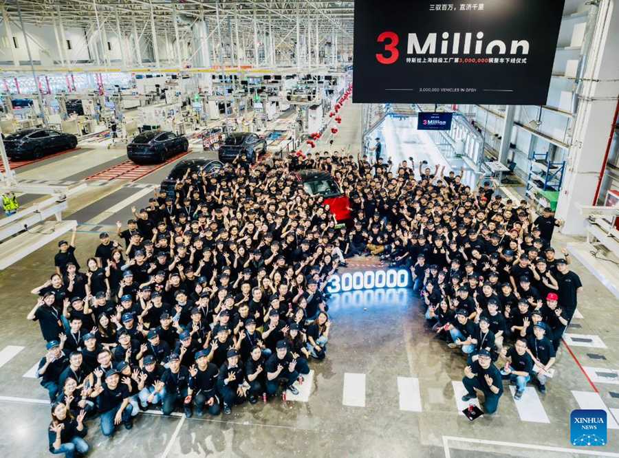 Il 3 milionesimo veicolo prodotto dalla Tesla Gigafactory Shanghai esce dalla catena di montaggio. (11 ottobre 2024 -Xinhua)