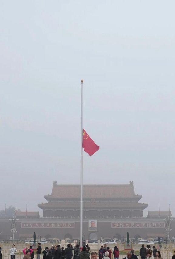 Bandiere a mezz'asta in piazza Tian'anmen per il compagno Wu Bangguo